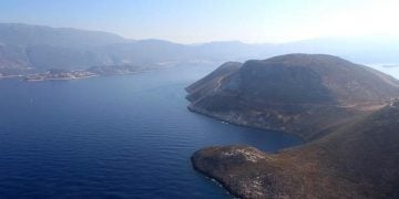 Άποψη του Καστελόριζου (δεξιά) και των τουρκικών ακτών (φωτ. αρχείου: ΑΠΕ-ΜΠΕ / Παντελής Σαΐτας)