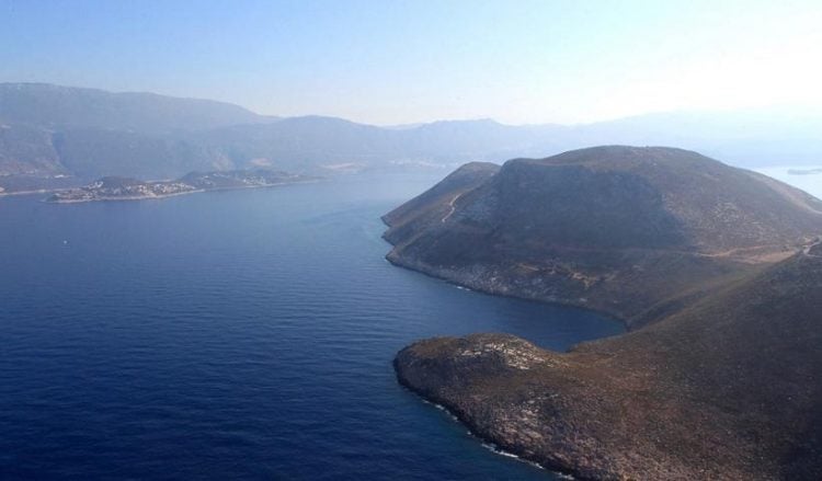 Άποψη του Καστελόριζου (δεξιά) και των τουρκικών ακτών (φωτ. αρχείου: ΑΠΕ-ΜΠΕ / Παντελής Σαΐτας)