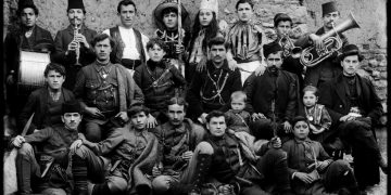 Φωτογραφία των αδερφών Λεωνίδα και Παντελή Παπάζογλου που περιλαμβάνονται στο λεύκωμα «Η Καστοριά του χθες, η Καστοριά του σήμερα» (πηγή: Μουσείο Φωτογραφίας Θεσσαλονίκης)