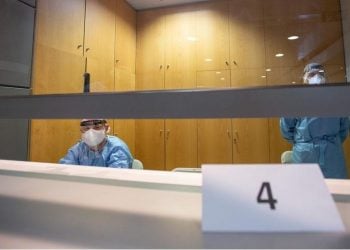 Rapid test για Covid-19 στην αίθουσα αφίξεων του αεροδρομίου «Μακεδονία» (φωτ. αρχείου: ΑΠΕ-ΜΠΕ / Νίκος Αρβανιτίδης)