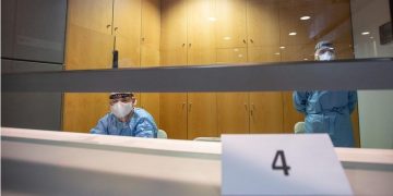 Rapid test για Covid-19 στην αίθουσα αφίξεων του αεροδρομίου «Μακεδονία» (φωτ. αρχείου: ΑΠΕ-ΜΠΕ / Νίκος Αρβανιτίδης)