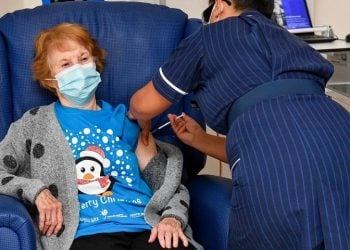 Η 90χρονη Μάργκαρετ Κίναν έγινε η πρώτη που εμβολιάστηκε κατά της Covid-19 στον κόσμο (φωτ.: Jacob King / Press Association)