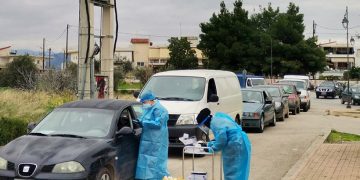 Κλιμάκιο της ΚΟΜΥ  διενέργησε rapid  τεστ για  covid 19 στο Άργος στην Αργολίδα, Παρασκευή 15 Ιανουαρίου 2021. Η λήψη του δείγματος έγινε μέσα από το αυτοκίνητο.  ΑΠΕ-ΜΠΕ /ΑΠΕ-ΜΠΕ/ΜΠΟΥΓΙΩΤΗΣ ΕΥΑΓΓΕΛΟΣ