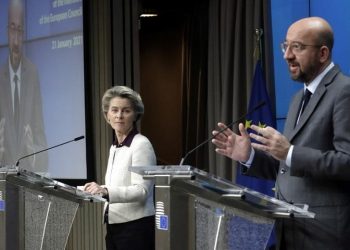 Η πρόεδρος της Κομισιόν και ο πρόεδρος του Ευρωπαϊκού Συμβουλίου κατά την κοινή συνέντευξη Τύπου μετά την τηλεδιάσκεψη των ηγετών των χωρών-μελών (φωτ.: EPA / Olivier Hoslet / Pool)