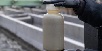 Γυναίκα κρατά δείγμα λυμάτων για την έρευνα που πραγματοποιεί το Αριστοτέλειο Πανεπιστήμιο Θεσσαλονίκης (φωτ. αρχείου: ΑΠΕ-ΜΠΕ / Νίκος Αρβανιτίδης)