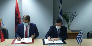 Ο Λευτέρης Οικονόμου με τον Τζούλιαν Χοντάι κατά την υπογραφή της συμφωνίας (φωτ.: υπουργείο Προστασίας του Πολίτη)