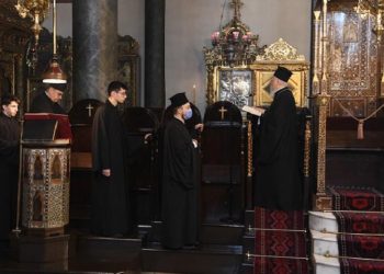 Εικόνα από το μνημόσυνο για τον Αλέξανδρο Παπαδιαμάντη από τον Πατριάρχη Βαρθολομαίο (φωτ.: Γρ. Τύπου Οικουμενικού Πατριαρχείου / Νίκος Μαγγίνας)