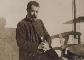 Ο Παπαδιαμάντης φωτογραφημένος από τον Παύλο Νιρβάνα, το 1906, στη Δεξαμενή της Αθήνας (φωτ.: el.wikipedia.org)