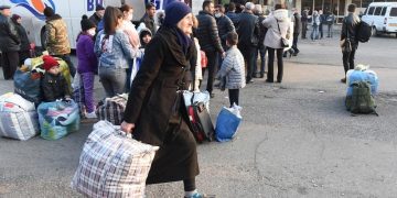 Αρμένιοι πρόσφυγες από χωριά του Ναγκόρνο Καραμπάχ επιβιβάζονται σε λεωφορεία με προορισμό την πρωτεύουσα Στεπανακέρτ (φωτ.: EPA / Melik Baghdasaryan)