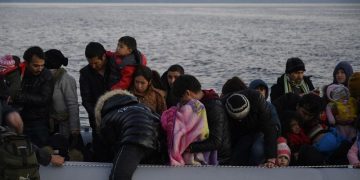 Πρόσφυγες και μετανάστες που αποβιβάστηκαν σε παραλία της Λέσβου (φωτ.: ΑΠΕ-ΜΠΕ / Στρατής Μπαλάσκας)