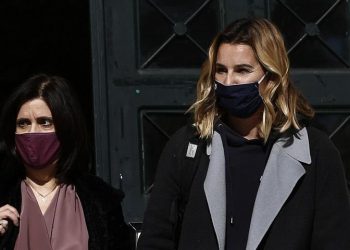 Η Ολυμπιονίκης Σοφία Μπεκατώρου αποχωρεί από την Εισαγγελία, μετά την κατάθεσή της για τις σοβαρές καταγγελίες περί σεξουαλικής κακοποίησής της (φωτ.: ΑΠΕ-ΜΠΕ / Γιάννης Κολεσίδης)