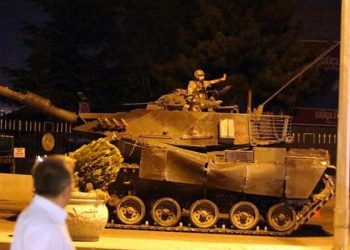 Ένα τανκ σε δρόμο της Άγκυρας, το βράδυ της απόπειρας του πραξικοπήματος το 2016 (φωτ.: EPA / STR)