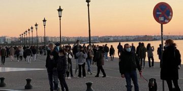 Κόσμος κάνει βόλτα στην παραλία της Θεσσαλονίκης ανήμερα της Πρωτοχρονιάς του 2021 (φωτ.: ΑΠΕ-ΜΠΕ / Νίκος Αρβανιτίδης)