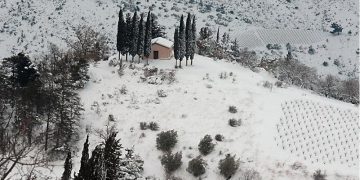 Το εκκλησάκι Όσιος Τρύφων στα Άνω Τρίκαλα Ορεινής Κορινθίας (φωτ.: ΑΠΕ-ΜΠΕ / Βασίλης Ψωμάς)