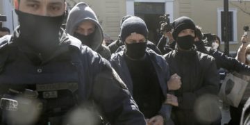 Ο τέως καλλιτεχνικός διευθυντής του Εθνικού Θεάτρου, Δημήτρης Λιγνάδης, οδηγείται στον εισαγγελέα, πριν την προφυλάκισή του (φωτ.: ΑΠΕ-ΜΠΕ / Γιάννης Κολεσίδης)