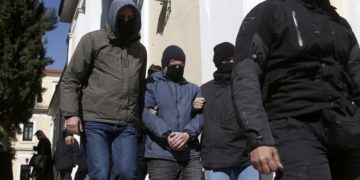 Ο τέως καλλιτεχνικός διευθυντής του Εθνικού Θεάτρου, Δημήτρης Λιγνάδης, αποχωρεί από τον εισαγγελέα μετά την απολογία του σχετικά με τις κατηγορίες σε βάρος του (φωτ.: ΑΠΕ-ΜΠΕ / Γιάννης Κολεσίδης)