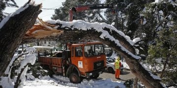 Μέλη συνεργείων αποκατάστασης βλαβών της ΔΕΔΔΗΕ και του Πυροσβεστικού Σώματος επιχειρούν σε περιοχή της Εκάλης, μετά από την κακοκαιρία «Μήδεια» (φωτ.: ΑΠΕ-ΜΠΕ / Αλέξανδρος Βλάχος)
