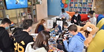 Παιδιά από «Το Χαμόγελο του Παιδιού» παραλαμβάνουν τα δώρα τους