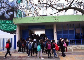 Μαθητές του 2ου Πειραματικού Γυμνασίου Αθηνών μπαίνουν στο σχολείο τους, σήμερα, Δευτέρα 1 Φεβρουαρίου 2021 (φωτ.: ΑΠΕ-ΜΠΕ/ Αλέξανδρος Μπελτές)