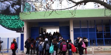 Μαθητές του 2ου Πειραματικού Γυμνασίου Αθηνών μπαίνουν στο σχολείο τους, σήμερα, Δευτέρα 1 Φεβρουαρίου 2021 (φωτ.: ΑΠΕ-ΜΠΕ/ Αλέξανδρος Μπελτές)