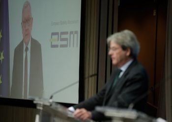 Ο Κλάους Ρέγκλινγκ, επικεφαλής του Ευρωπαϊκού Μηχανισμού Σταθερότητας (οθόνη) και ο Ευρωπαίος Επίτροπος για την Οικονομία Πάολο Τζεντιλόνι στη συνέντευξη Τύπου μετά το Eurogroup που έγινε διαδικτυακά (φωτ.: EPA/STEPHANIE LECOCQ / POOL)