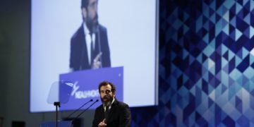Ο ηθοποιός Κωνσταντίνος Μαρκουλάκης μιλάει τη δεύτερη μέρα του 11ου τακτικού συνεδρίου της Νέας Δημοκρατίας, το 2017 (φωτ.: ΑΠΕ-ΜΠΕ /Γιάννης Κολεσίδης)