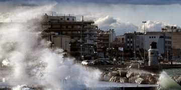 Θυελλώδεις άνεμοι πνέουν στην περιοχή του Κορινθιακού Κόλπου (φωτ.: ΑΠΕ-ΜΠΕ / Βασίλης Ψωμάς)