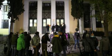 Τηλεοπτικές κάμερες και δημοσιογράφοι  έξω από το γραφείο του ανακριτή για την υπόθεση του τέως καλλιτεχνικού διευθυντή του Εθνικού Θεάτρου Δημήτρη Λιγνάδη, στα δικαστήρια της πρώην Σχολής Ευελπίδων (φωτ.: ΑΠΕ-ΜΠΕ /Αλέξανδρος Μπελτές)