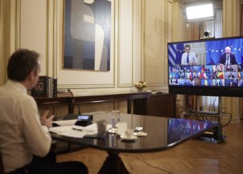 Ο πρωθυπουργός στην τηλεδιάσκεψη για την πρώτη ημέρα του Ευρωπαϊκού Συμβουλίου (φωτ.: ΑΠΕ-ΜΠΕ / Γρ. Τύπου Πρωθυπουργού/Δημήτρης Παπαμήτσος)