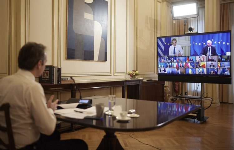 Ο πρωθυπουργός στην τηλεδιάσκεψη για την πρώτη ημέρα του Ευρωπαϊκού Συμβουλίου (φωτ.: ΑΠΕ-ΜΠΕ / Γρ. Τύπου Πρωθυπουργού/Δημήτρης Παπαμήτσος)