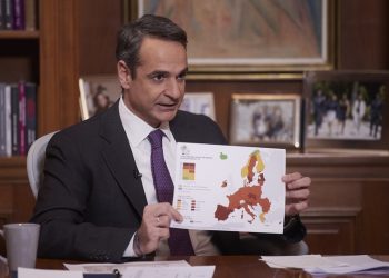 Ο πρωθυπουργός κατά τη διάρκεια συνέντευξης που παραχώρησε στον ΣΚΑΪ και στον δημοσιογράφο Αλέξη Παπαχελά (φωτ.: ΑΠΕ-ΜΠΕ / Γρ. Τύπου Πρωθυπουργού/ Δημήτρης Παπαμήτσος)