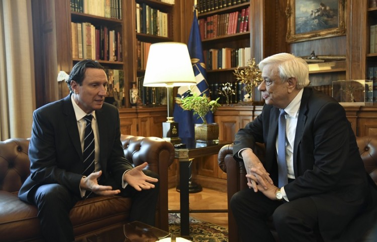 Ο Βασίλης Παπαστεργιάδης σε παλαιότερη συνάντηση με τον Προκόπη Παυλόπουλο (φωτ.: ΑΠΕ-ΜΠΕ / Γιάννης Κολεσίδης)