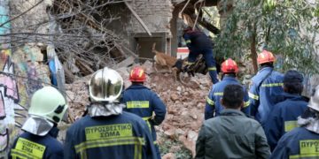 Πυροσβέστες επιχειρούν στο κτήριο που κατέρρευσε, σήμερα, στη συμβολή των οδών 28ης Οκτωβρίου και Σαρανταπόρου (ΑΠΕ-ΜΠΕ /Ορέστης Παναγιώτου)