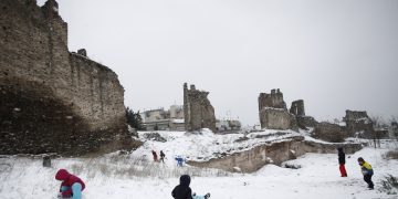 Παιχνίδια στο κάστρο του Επταπυργίου στη Θεσσαλονίκη, χθες. Μικροί και μεγάλοι χάρηκαν το χιόνι (φωτ.: ΑΠΕ-ΜΠΕ / Δημήτρης Τοσίδης)