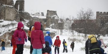 Παιχνίδια με το χιόνι στο Κάστρο, στη Θεσσαλονίκη (φωτ.: ΑΠΕ-ΜΠΕ/ Δημήτρης Τοσίδης)