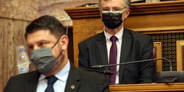 O  Νίκος Χαρδαλιάς και ο Σωτήρης Τσιόδρας στην Επιτροπή Θεσμών και Διαφάνειας της Βουλής (φωτ.: ΑΠΕ-ΜΠΕ / Αλέξανδρος Μπελτές)