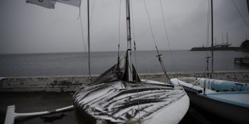 Χιονισμένα σκάφη στην πλαζ της Αρετσούς εν μέσω κακοκαιρίας, στη Θεσσαλονίκη και εν αναμονή της πλήρους εξέλιξης της «Μήδειας» (φωτ.: ΑΠΕ-ΜΠΕ/ΑΠΕ-ΜΠΕ/ΔΗΜΗΤΡΗΣ ΤΟΣΙΔΗΣ)