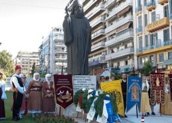 Ο ανδριάντας του Χρυσοστόμου Σμύρνης στην πλατεία Αγίας Σοφίας στη Θεσσαλονίκη (φωτ.: ΑΠΕ-ΜΠΕ / Σωτήρης Μπαρμπαρούσης)