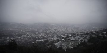 Το Ασβεστοχώρι κατά τη διάρκεια χιονόπτωσης (φωτ.: ΑΠΕ-ΜΠΕ / Δημήτρης Τοσίδης)