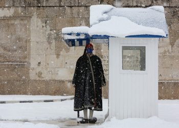 Εύζωνας στέκεται κάτω από το φυλάκιο του μπροστά από το κτήριο της Βουλής (φωτ.: ΑΠΕ-ΜΠΕ / Ορέστης Παναγιώτου)