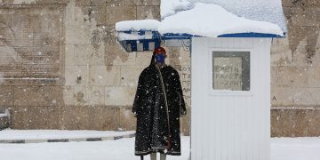 Εύζωνας στέκεται κάτω από το φυλάκιο του μπροστά από το κτήριο της Βουλής (φωτ.: ΑΠΕ-ΜΠΕ / Ορέστης Παναγιώτου)