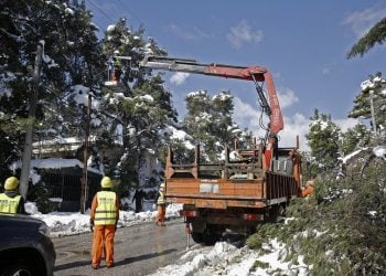 Μέλη συνεργείων αποκατάστασης βλαβών του ΔΕΔΔΗΕ και της Πυροσβεστικής επιχειρούν  σε περιοχή της Εκάλης (φωτ.: ΑΠΕ-ΜΠΕ / Αλέξανδρος Βλάχος)