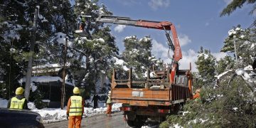 Μέλη συνεργείων αποκατάστασης βλαβών του ΔΕΔΔΗΕ και της Πυροσβεστικής επιχειρούν  σε περιοχή της Εκάλης (φωτ.: ΑΠΕ-ΜΠΕ / Αλέξανδρος Βλάχος)