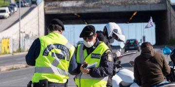 Αστυνομικοί κάνουν ελέγχους σε οδηγούς που κινούνται στις εξόδους της Θεσσαλονίκης (φωτ.: ΑΠΕ-ΜΠΕ / Νίκος Αρβανιτίδης)