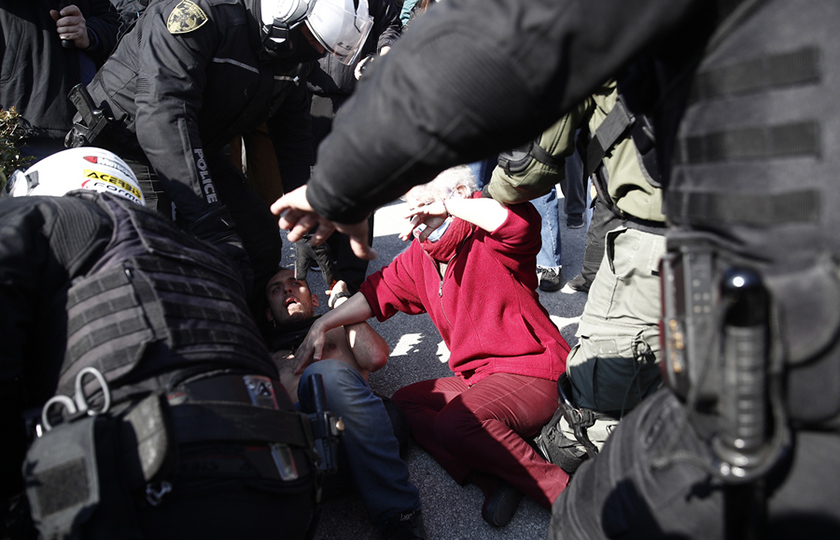 Θεσσαλονίκη: Έφοδος των ΜΑΤ στο ΑΠΘ – Χημικά και προσαγωγές φοιτητών (photo, video)