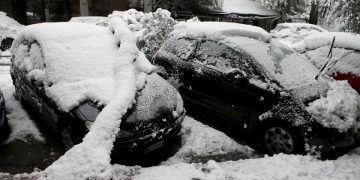 Δένδρο έχει πέσει από το βάρος του χιονιού σε σταθμευμένο αυτοκίνητο στο Παγκράτι (φωτ.: ΑΠΕ-ΜΠΕ / Παντελής Σαΐτας)