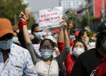 «Θέλουμε δημοκρατία» γράφει το χαρτί στα χέρια της διαδηλώτριας στη Γιανγκόν, την εμπορική πρωτεύουσα της Μιανμάρ (φωτ.: EPA / Lynn Bo Bo)