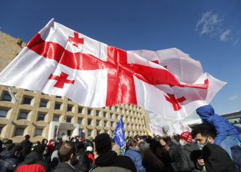 Υποστηρικτές του Νίκα Μέλια έξω από τα γραφεία του κόμματος, στην Τιφλίδα (φωτ.: EPA / Zurab Kurtsikidze)
