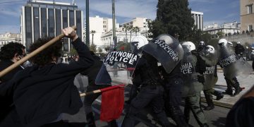 Επεισόδια στο κέντρο της Αθήνας. Πανεκπαιδευτικό συλλαλητήριο (ΦΩΤ.:ΑΠΕ-ΜΠΕ/ΓΙΑΝΝΗΣ ΚΟΛΕΣΙΔΗΣ