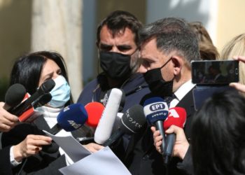Ο Αλέξης Κούγιας, συνήγορος του τέως καλλιτεχνικού διευθυντή του Εθνικού Θεάτρου Δημήτρη Λιγνάδη, κάνει δηλώσεις στους δημοσιογράφους (φωτ.: ΑΠΕ-ΜΠΕ / Αλέξανδρος Μπελτές)